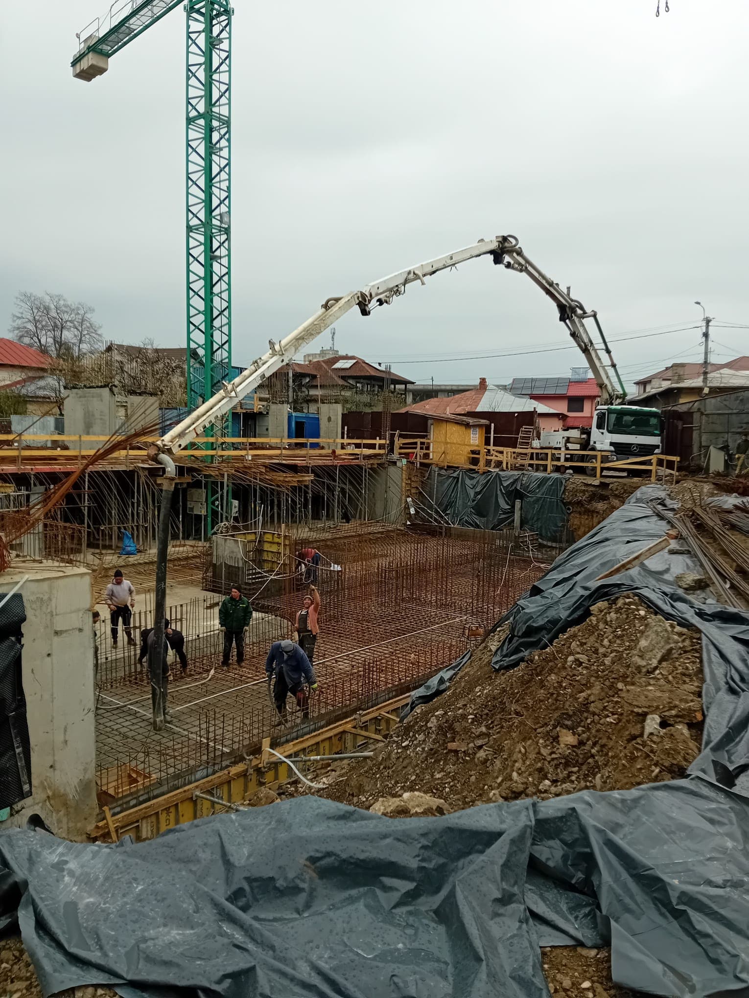 Turnare beton proaspăt pe șantier — close-up