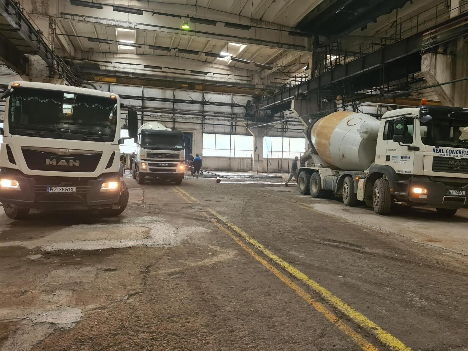 Stație de betoane RCL — vedere generală cu autobetoniere și silozuri