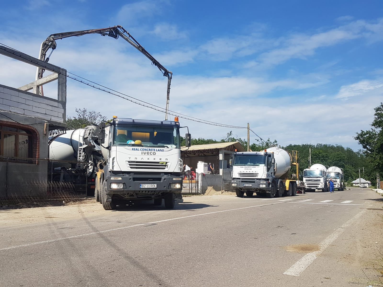 Stație de betoane RCL, vedere generală cu autobetoniere și silozuri